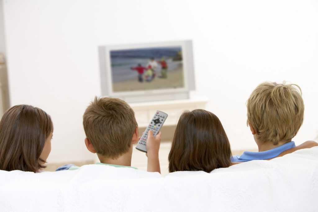 Можно ли детям смотреть телевизор? с какого возраста можно смотреть телевизор и видео?