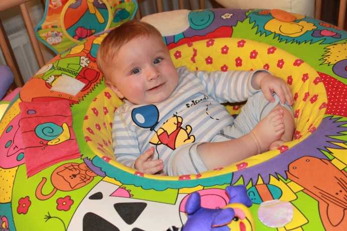 Младенческие игры в 7 месяцев: развивающие игры с ребенком
