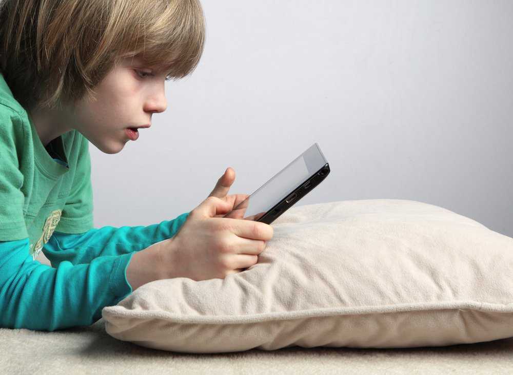Можно ли давать мобильный телефон и планшет ребенку? вред или польза?