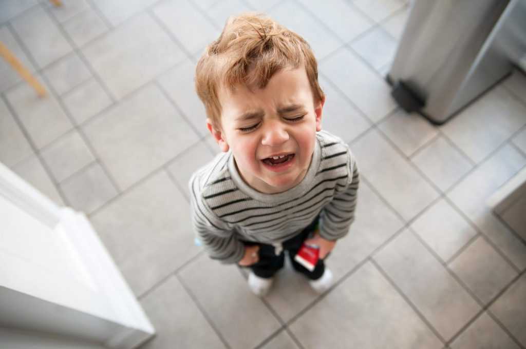 Почему бывают истерики у ребенка в разном возрасте и что делать
