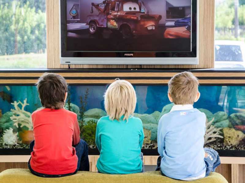 На каком расстоянии смотреть телевизор? можно ли детям смотреть телевизор?