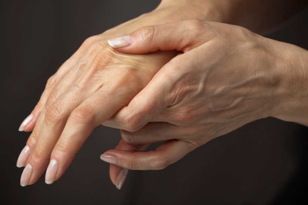 Боль в кистях рук: причины и как лечить?