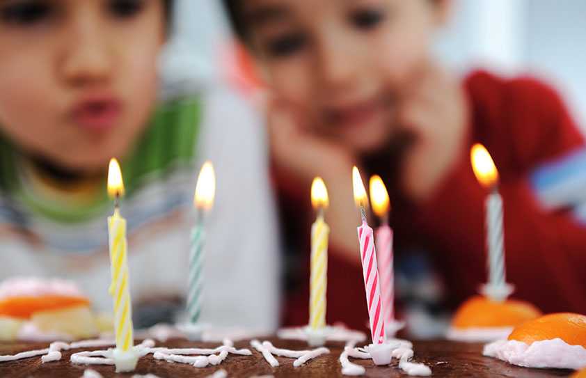 Ученые: задувать свечи на торте опасно | новости mos. news