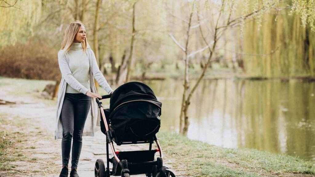 Прогулка с новорожденным: сколько нужно гулять с грудничком?