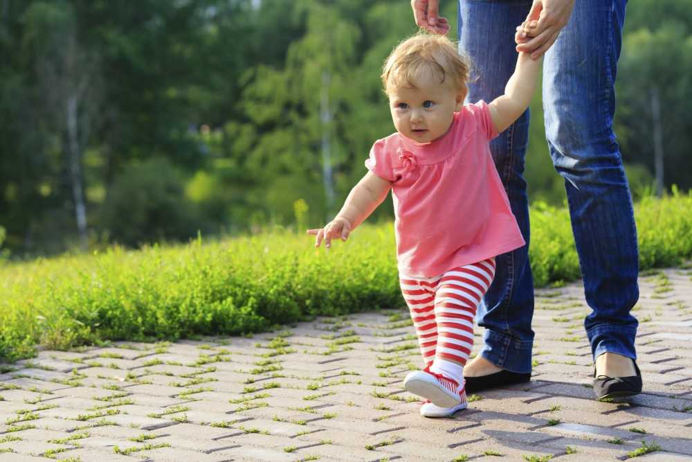Первые шаги малыша: как научить ребенка ходить | курсы и тренинги от лары серебрянской