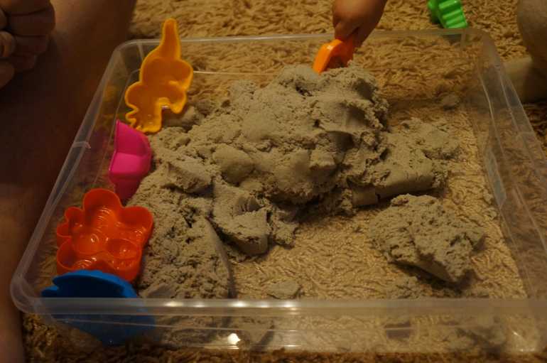 Своим детям я сама делаю цветной лунный песок всего из трех ингредиентов: рецепт