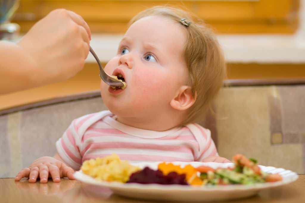 Как научить своего малыша кушать самостоятельно