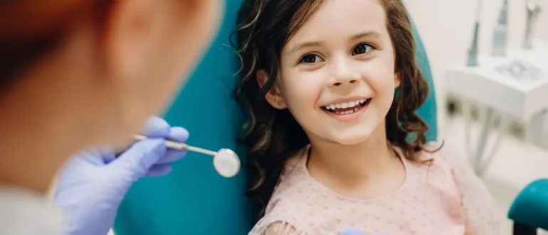 Чем отличается лечение детских зубов